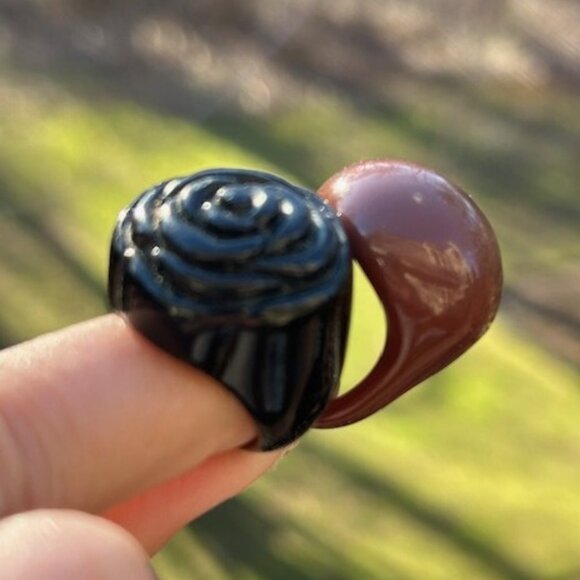 2 LUCITE Brown/Black Flower Chunky RINGS - Picture 2 of 9